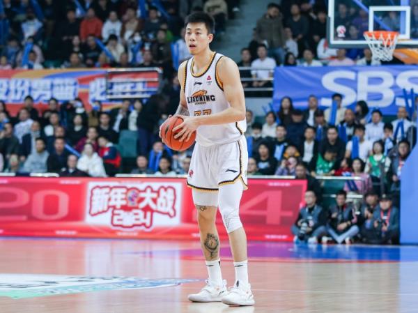 屋漏偏逢连夜雨!张镇麟7中1仅得2分2板4助 末节受伤离场 屋漏偏逢连夜雨!张镇麟7中1仅得2分2板4助 末节受伤离场