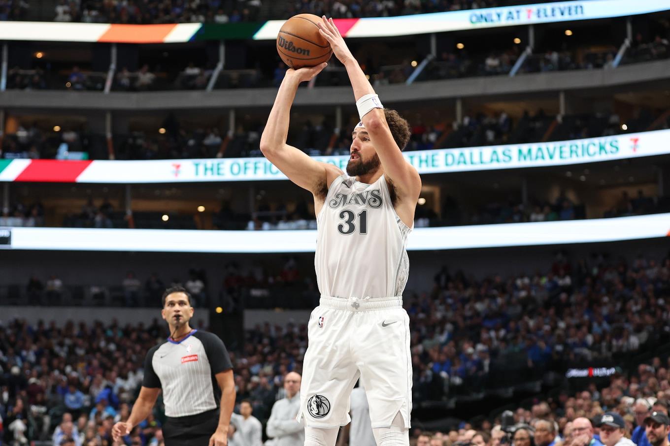 克莱:我们三分线外投得太差了 对此我也要负责任 克莱:我们三分线外投得太差了 对此我也要负责任